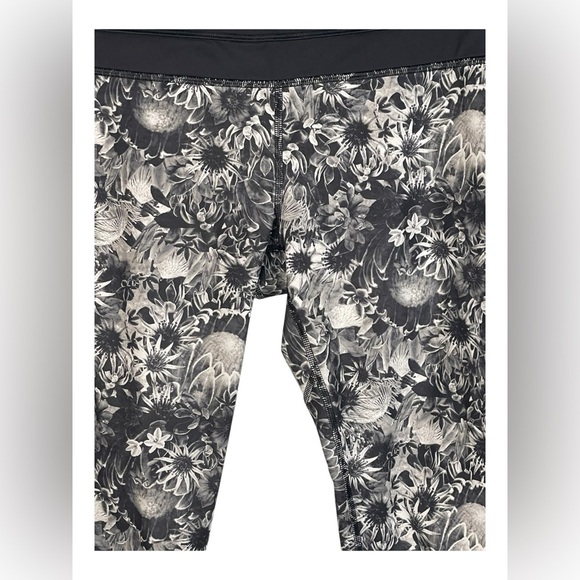 Lululemon Up The Pace Crop Flowabunga Black Angel Wing / Black / Angel Wing Sz 6 - Picture 8 of 11